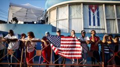 Otevření americké ambasády v Havaně nadšeně aplaudovaly davy Kubánů
