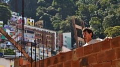 Brazilci nabarvili chudinskou čtvrť. Pomáhal i trojnásobný grandslamový vítěz