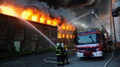 Požár ve skladu textilu v tovární hale v pražských Vysočanech