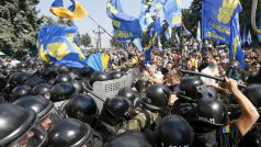 Při násilných střetech u ukrajinského parlamentu bylo zraněno 125 lidí