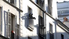 Hasiči dohašují dům v ulici Myrha v Paříži