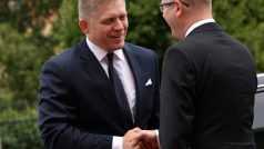 Slovenský premiér Robert Fico a český premiér Bohuslav Sobotka přijeli na jednání V4