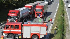 Při srážce nákladního auta a dodávky na dálnici D1 u Rousínova na Vyškovsku zahynulo pět lidí a tři byli zraněni