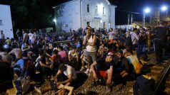 Desítky běženců čekají na nádraží v chorvatském Tovarniku