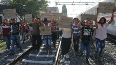 Migranti se na nádraží v Tovarniku dožadují možnosti dál cestovat