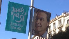 Katalánsko před hlasováním o nezávislosti. Na plakátě katalánský premiér Artur Mas. Ten je pro nezávislost