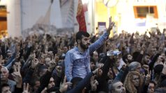 Lidé v centru Istanbulu demonstrovali proti sobotním útokům v Ankaře