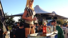 Pivo u místního baru roznáší dívky v dresu rozhodčích