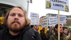 Lidé demonstrující za zachování limitů těžby hnědého uhlí na severu Čech