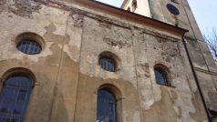 Kostel v Libavé, obehnaný vlnitým plechem, sloužil jako armádní sklad