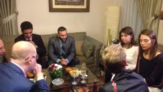 Setkání premiéra Bohuslava Sobotky (vlevo) se Syřany, kterým česká vláda udělila pětileté stipendium pro studium v Česku