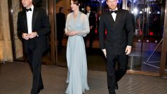 Princové William a Harry s vévodkyní Kate na premiéře filmu Spectre