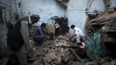 Obyvatelé Péšávaru prohledávají trosky domů poničených zemětřesením