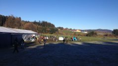 V popředí vyhřívaný stan pro uprchlíky v Kollerschlagu v Horním Rakousku