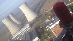 V Jaderné elektrárně Dukovany umístili na komín horolezci budky pro sokoly