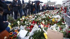 Lidé přinášejí květiny k francouzské ambasádě v Berlíně, nedaleko Braniborské brány