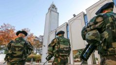 Francouzské bezpečnostní síly hlídají Velkou mešitu v Lyonu