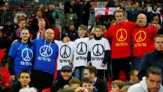 Přátelský zápas Francie s Anglií v londýnském Wembley se nesl v duchu piety za oběti pařížských útoků