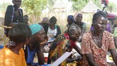 Organizace Člověk v tísni učí ženy z vesnic v jižním Súdánu základní hygienické návyky, které dosud prakticky neznaly
