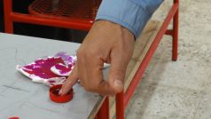 Tradiční prvek egyptských voleb - namočení prstu do inkoustu jako označení, že jedinec už volil - nemůže tak přijít podruhé