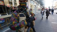 Belgický voják dohlíží na bezpečnost v Bruselu