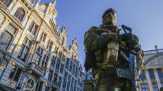 Belgický voják dohlíží na bezpečnost hlavního bruselského náměstí Grand Place