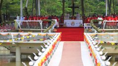 Papež František odsloužil v Ugandě mši