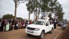Papeže Františka vítaly v Ugandě davy jeho příznivců
