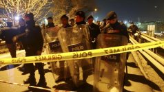 Policie střeží místo výbuchu v istanbulském metru