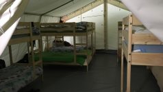 Běženci nocují ve stanech na palandách