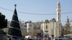 Vánoční strom a mešita Umara ibn Chattába na náměstí Jesliček