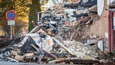 Na místě rodinného domu v Lidické ulici v Českých Budějovicích pokračuje vyšetřování příčin výbuchu a požáru