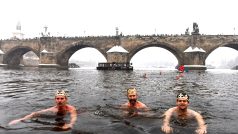 Desítky otužilců si dnes zaplavaly v ledové Vltavě