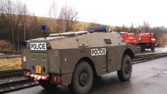 Policejní obrněnec slouží k přepravě pyrotechniků ve Vrběticích