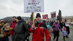 Lidé v Praze protestují proti postupu norské sociální služby Barnevernet