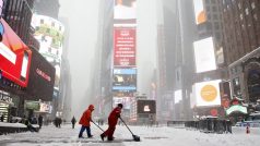 Pracovníci odklízejí sníh na Times Square v New Yorku