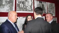 Vzpomínková akce u příležitosti Dne památky obětí holocaustu. Vlevo Ruzhdi Shkodra