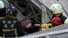 Záchranáři vysvobozují uvězněné lidi ze zřícených budov