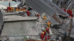 Záchranné práce u zřícené budovy ve městě Tchaj-nan na Tchaj-wanu