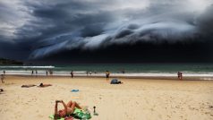 Bouře na Bondi Beach v Austrálii, snímek pro Daily Telegraph, který byl oceněný v rámci soutěže World Press Photo