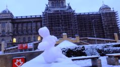 Malý sněhulák před Národním muzeem v Praze