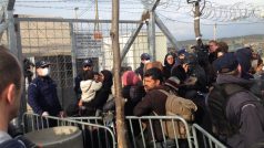 Uprchlíci na řecko-makedonské hranici. Makedonská policie přes ni denně pustí méně než 300 lidí