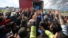 V uprchlickém táboře u řecké obce Idomeni na hranicích s Makedonií zůstávají tisíce uprchlíků