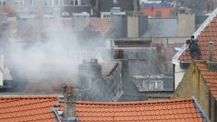 Belgická policie pronásleduje ozbrojence po střechách čtvrti Forest
