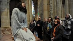 Ve svatovítské katedrále vystoupili ochotníci a herci s lidovou pašijovou hrou