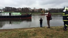 V Drážďanech se podařilo uvolnit českou nákladní loď Albis