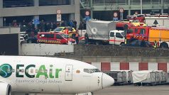 Záchranáři před bruselským letištěm, kde je po dvou explozích hlášeno několik mrtvých a desítky zraněných