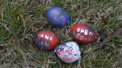 Policie na místě našla poházená vyfouknutá vajíčka, která byla naplněna modrou a šedivou barvou