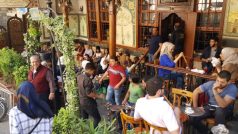 V kavárně Al-Nawfara v historickém centru Damašku je plno