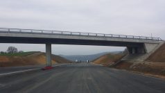 Stavbaři se snaží udělat maximum pro zprovoznění dálnice D8 do konce roku